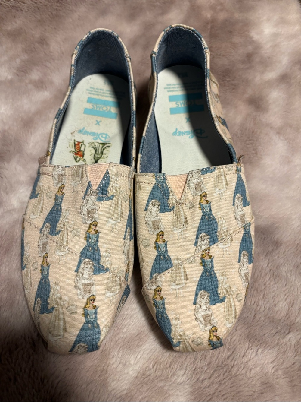 Disney x TOMS Sleeping Beauty Aurora Classic Slip On Shoes Women’s 8.5